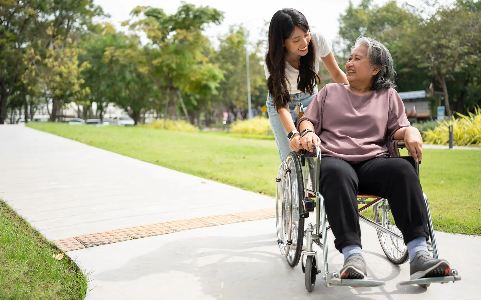 Seniorin mit Begleiterin im Park